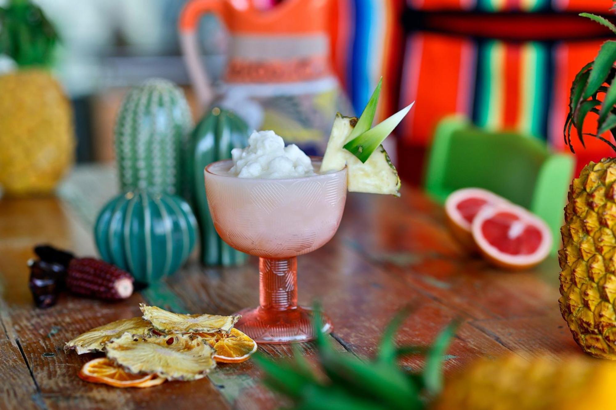 Marriott Resort Palm Jumeirah, ドバイ エクステリア 写真 A frozen margarita garnished with lime and pineapple