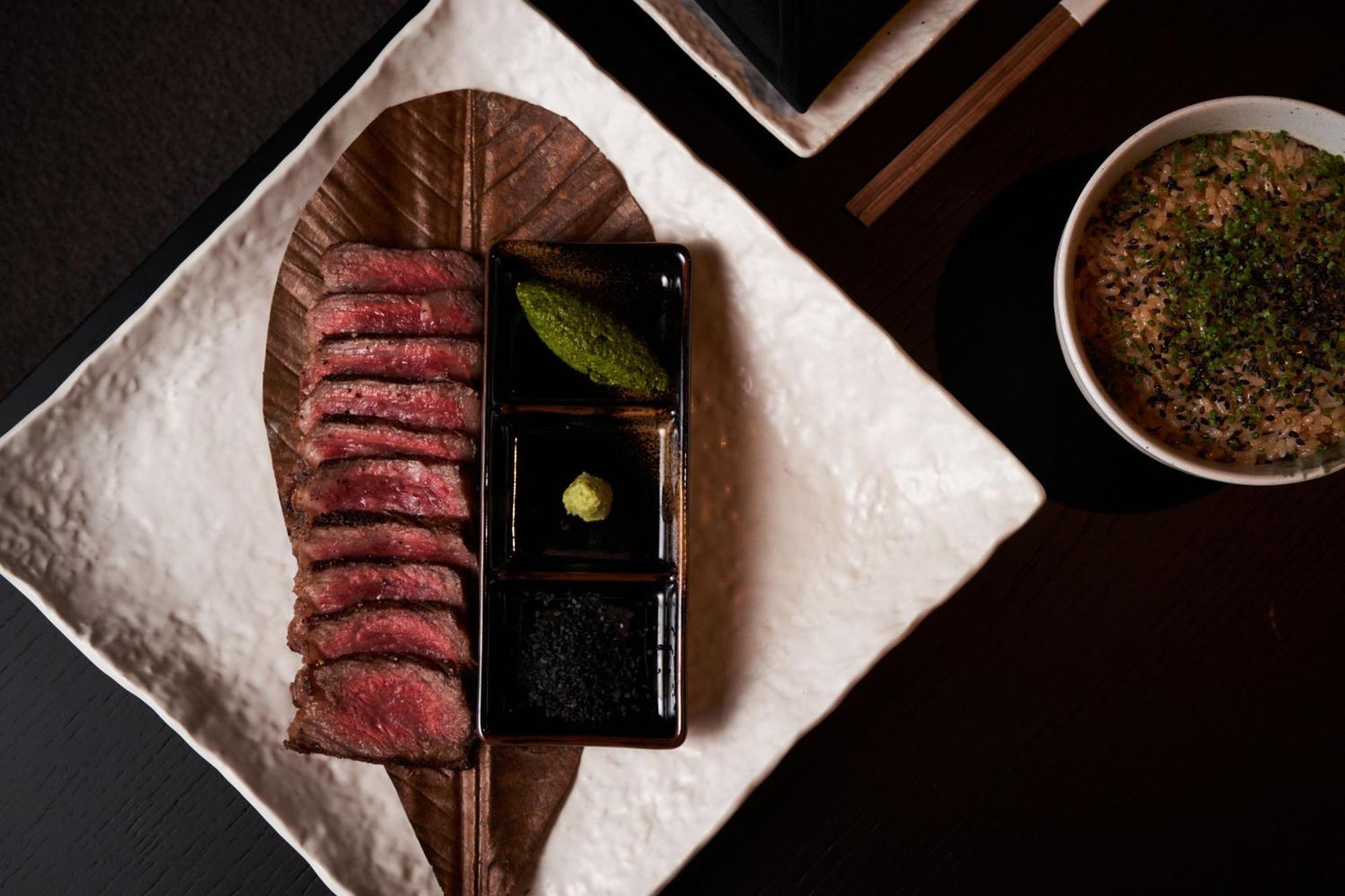 Marriott Resort Palm Jumeirah, ドバイ エクステリア 写真 A plate of steak