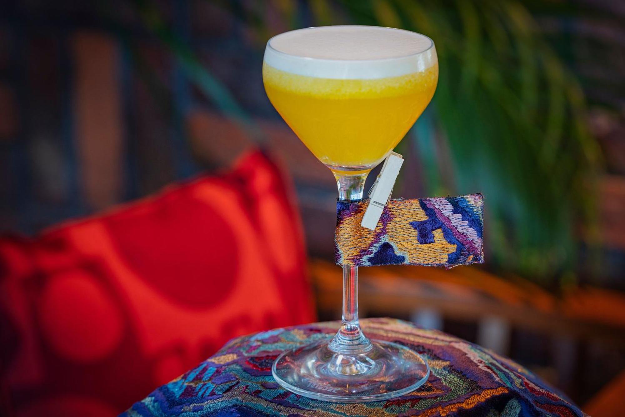 Marriott Resort Palm Jumeirah, ドバイ エクステリア 写真 A yellow bird
