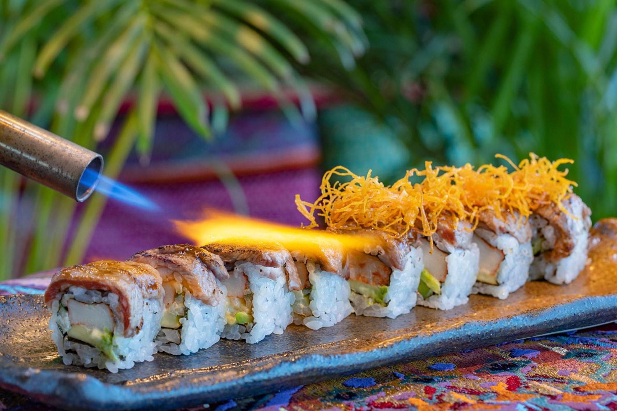 Marriott Resort Palm Jumeirah, ドバイ エクステリア 写真 Sushi being flambéed