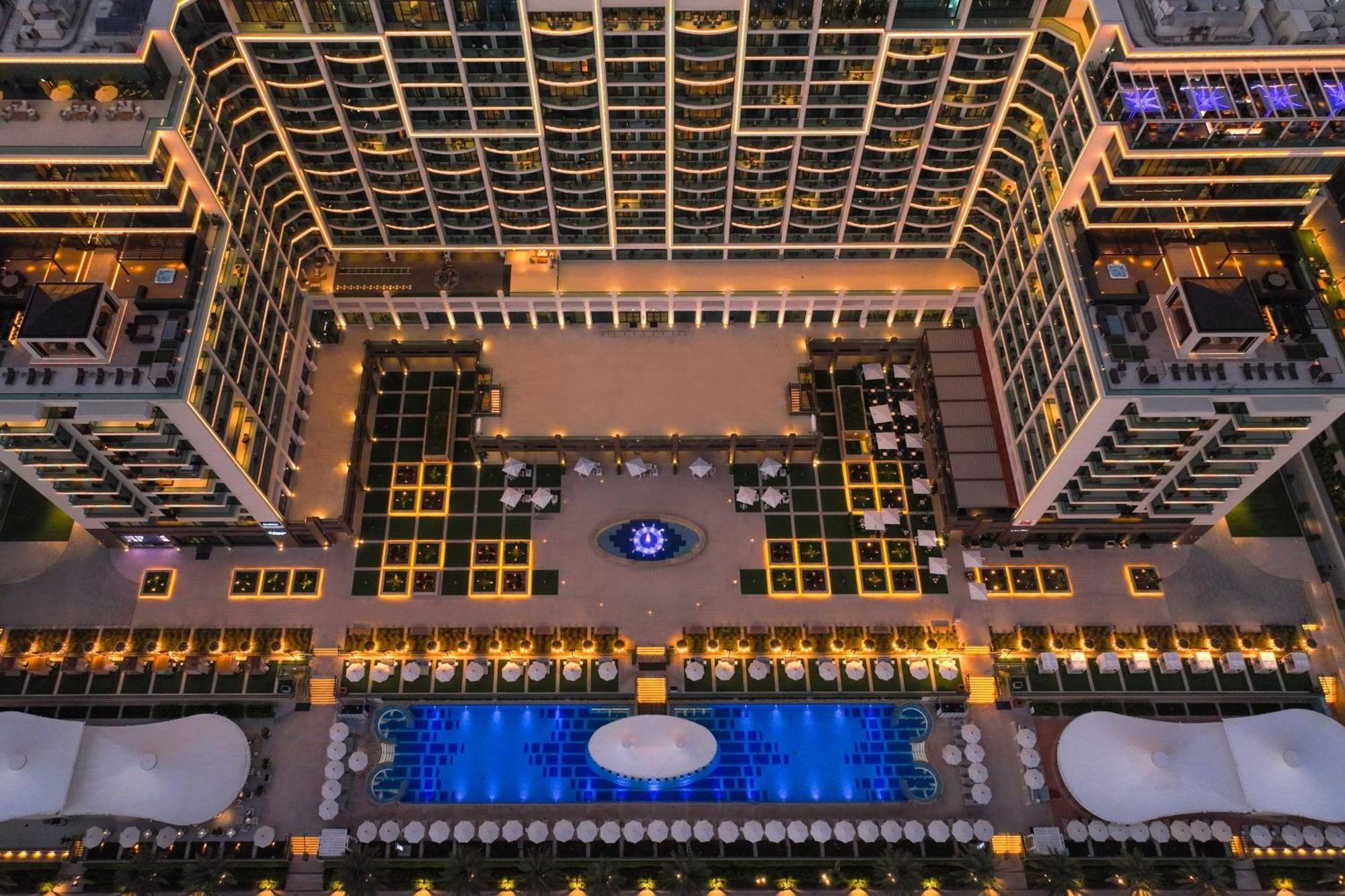 Marriott Resort Palm Jumeirah, ドバイ エクステリア 写真 The hotel's courtyard